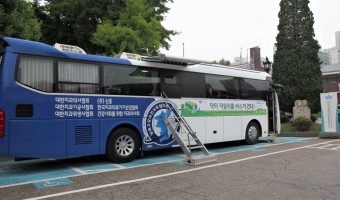 롯데제과와 대한치과의사협회가 지원하는 "닥터, 자이리톨버스가 서울장애인종합복지관에 왔다!"