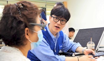 (주)다비치안경체인 눈건강 시력지킴이 봉사단 전문 시력&청력검사 및 맞춤안경 지원