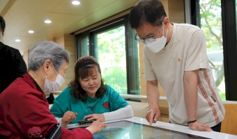 복지관 로비 좀 더 재밌게-멀티터치 테이블 해피테이블